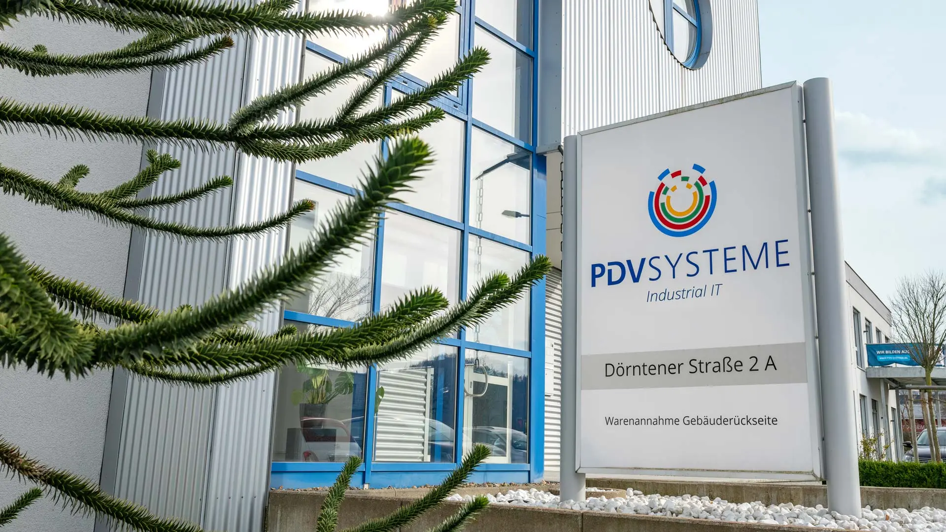 Bild: Schild mit dem PDV Logo vor dem Gebäude der PDV-Systeme GmbH